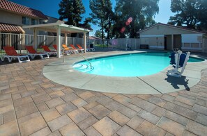 室外游泳池，日光浴躺椅