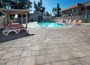 Outdoor pool, sun loungers - Indian Palms Vacation Club (Indio)