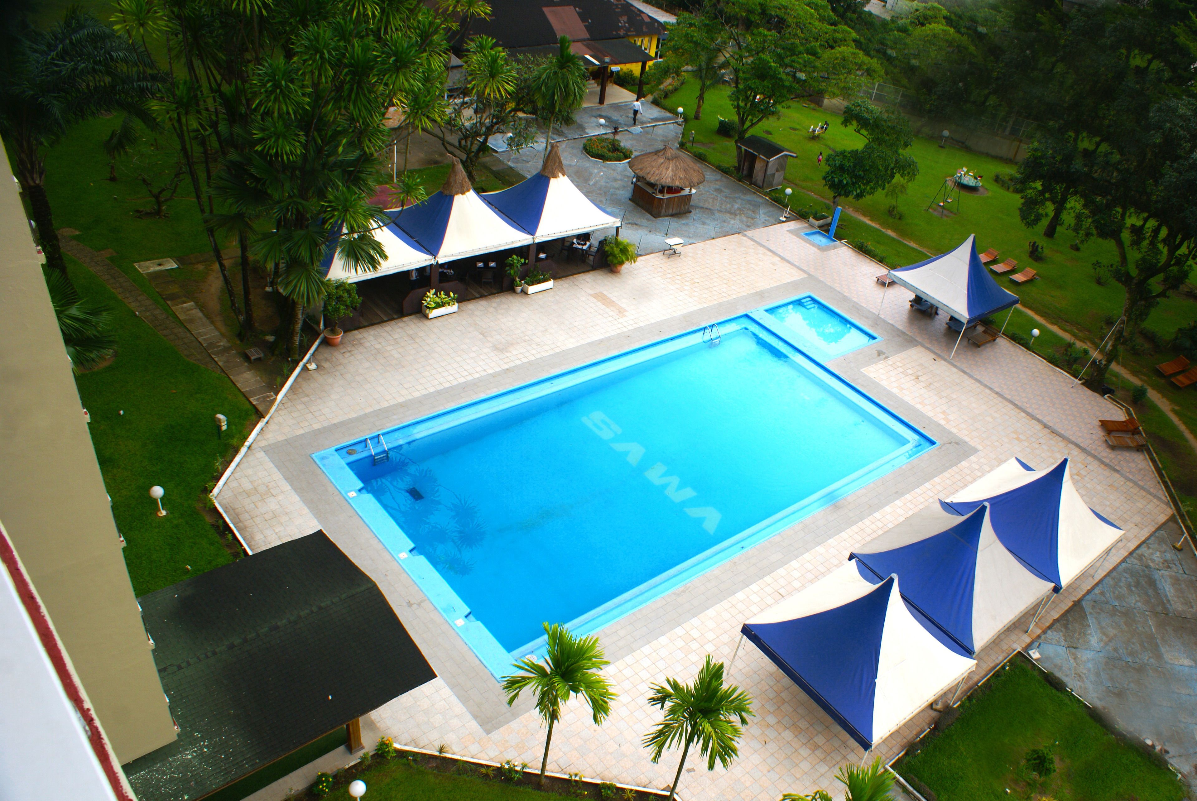 Piscine extérieure, parasols de plage