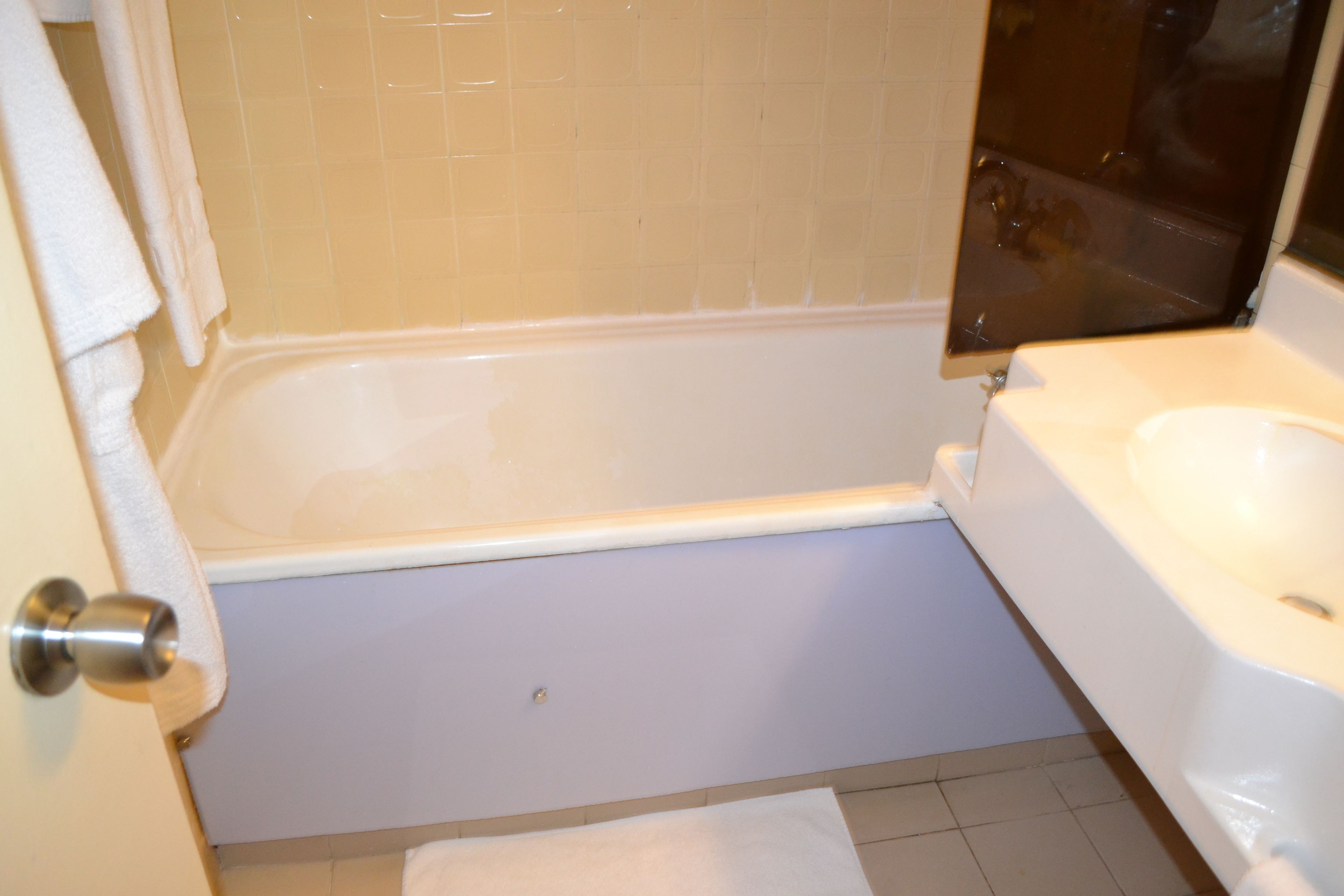 Een badkamer met een bad, een wastafel en een toilet.