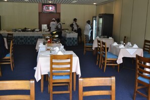 Tägliches Frühstücksbuffet (25 USD pro Person)