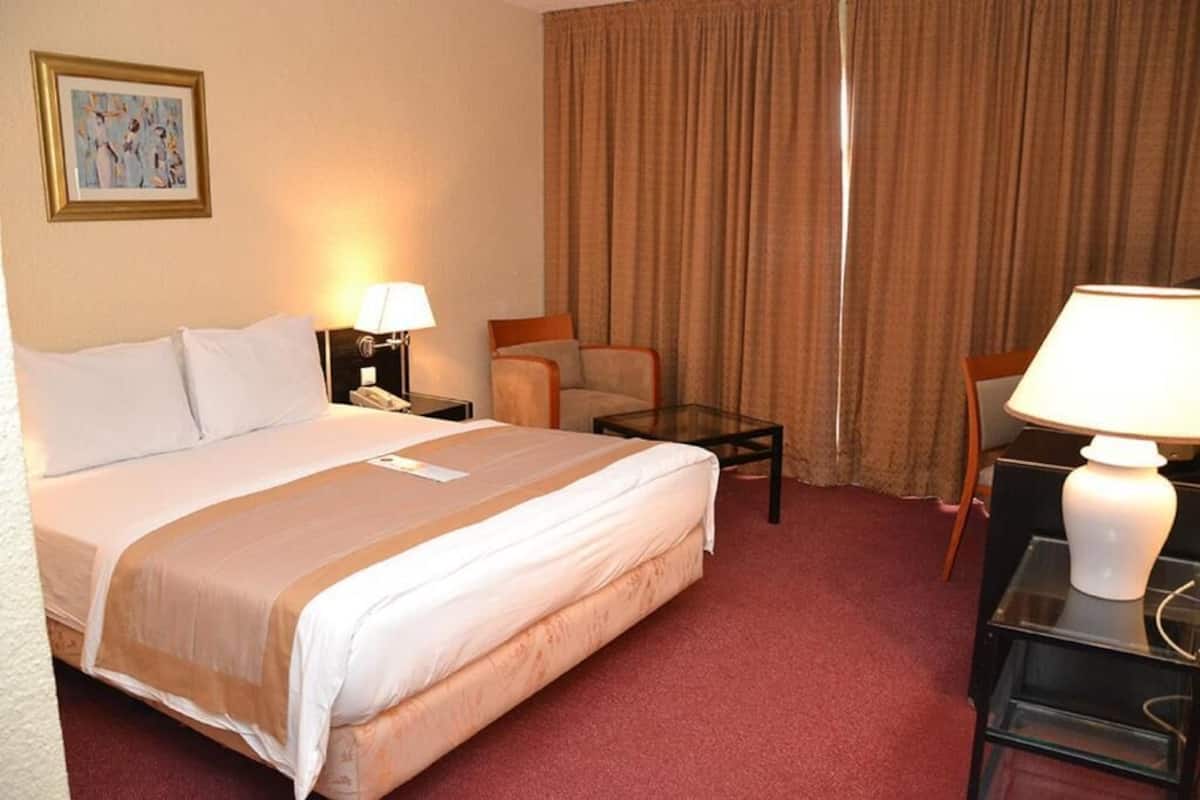 Senior Suite | Premium bedding, memory foam beds, in-room safe, individually furnished