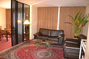 Suite – senior | Oppholdsområde | Flatskjerm-TV