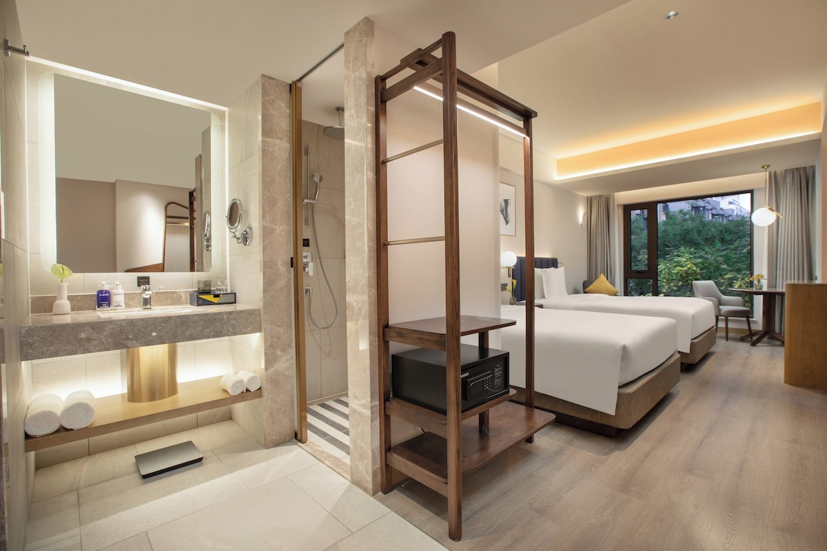 Free minibar, in-room safe, laptop workspace, blackout curtains