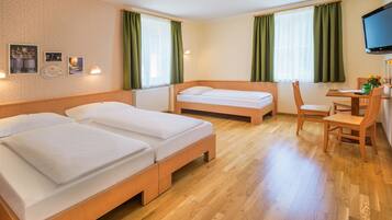 Dreibettzimmer | Zimmersafe, Schreibtisch, schallisolierte Zimmer, WLAN