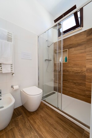 Double Room, Sea View | Bathroom | Shower, hair dryer, bidet, towels - L'Antica Cascina del Golfo (Castellammare del Golfo)