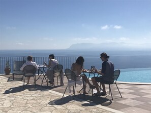 Piscine extérieure, chaises longues