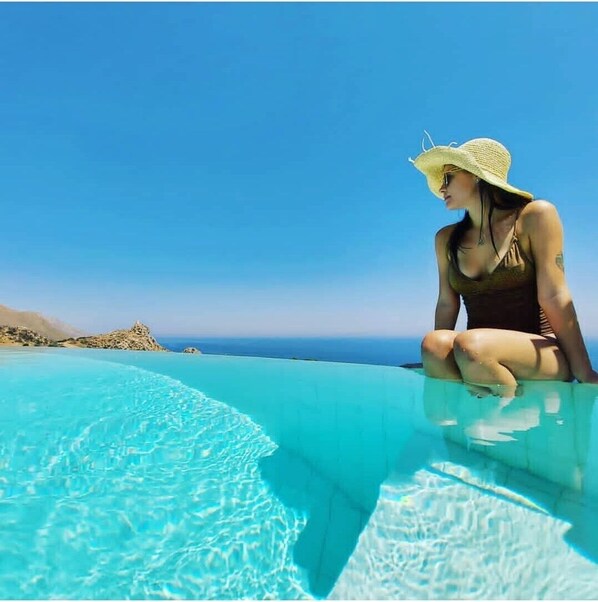 Piscine extérieure, chaises longues