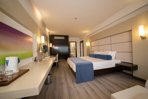 Deluxe Double Room | Egyptian cotton sheets, premium bedding, minibar, in-room safe - MY Hotel (Izmir)