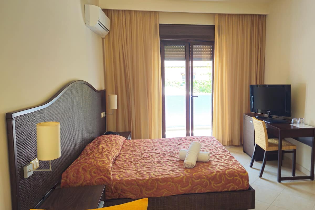 Double or Twin Room | Minibar, in-room safe, desk, laptop workspace