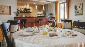 Daily buffet breakfast for a fee
