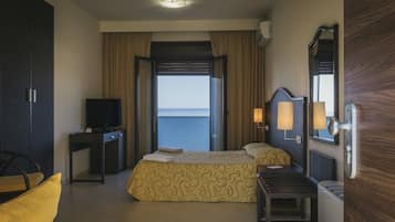 Double Room Single Use | Minibar, in-room safe, individually furnished, desk