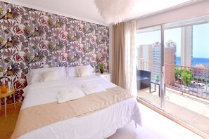 Estudio panorámico, vistas al mar | Zona de estar | Televisión LCD de 32 pulgadas con canales por cable, una televisión