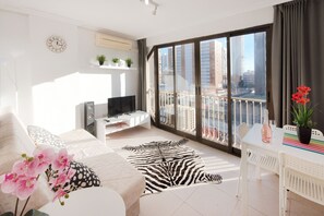 32-inch LCD TV with cable channels, TV - My Pretty Payma (Benidorm)