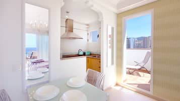 全景顶层房, 1 间卧室, 海景, 行政层 | 客房内用餐
