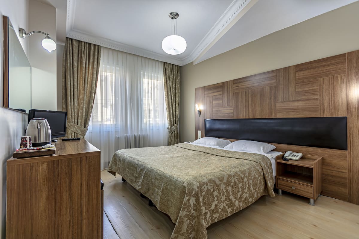Habitación estándar con 1 cama matrimonial o 2 individuales, 1 cama matrimonial | 1 habitación, minibar, caja de seguridad en la habitación y escritorio