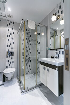 Shower, rainfall showerhead, free toiletries, hair dryer - Elasophia Hotel  (Istanbul)