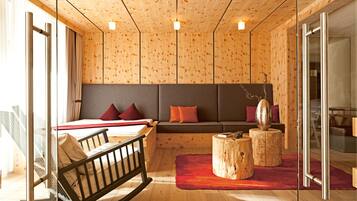 Hypo-allergenic bedding, minibar, in-room safe, desk