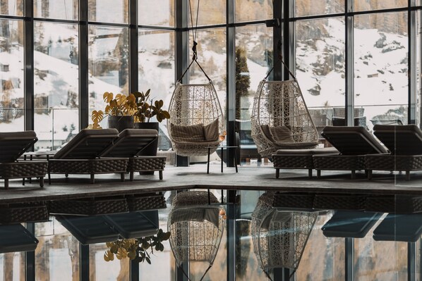 Indoor pool, pool umbrellas, pool loungers - Bergland Design- und Wellnesshotel (Soelden)