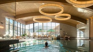 Indoor pool, pool umbrellas, pool loungers - Bergland Design- und Wellnesshotel (Soelden)