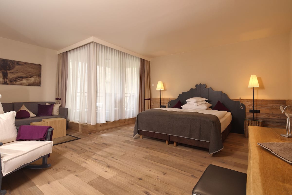 junior suite, bathtub (comfort) | hypo-allergenic bedding, minibar, in-room safe, desk