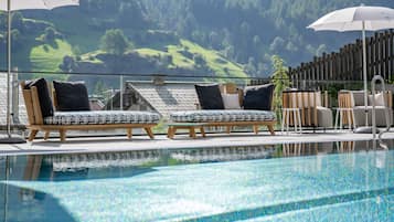 Innenpool, Sonnenschirme, Liegestühle