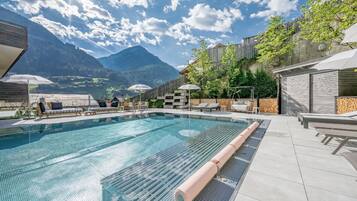 Piscina interna, guarda-sóis, espreguiçadeiras