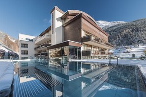 Indoor pool, pool umbrellas, pool loungers - Bergland Design- und Wellnesshotel (Soelden)