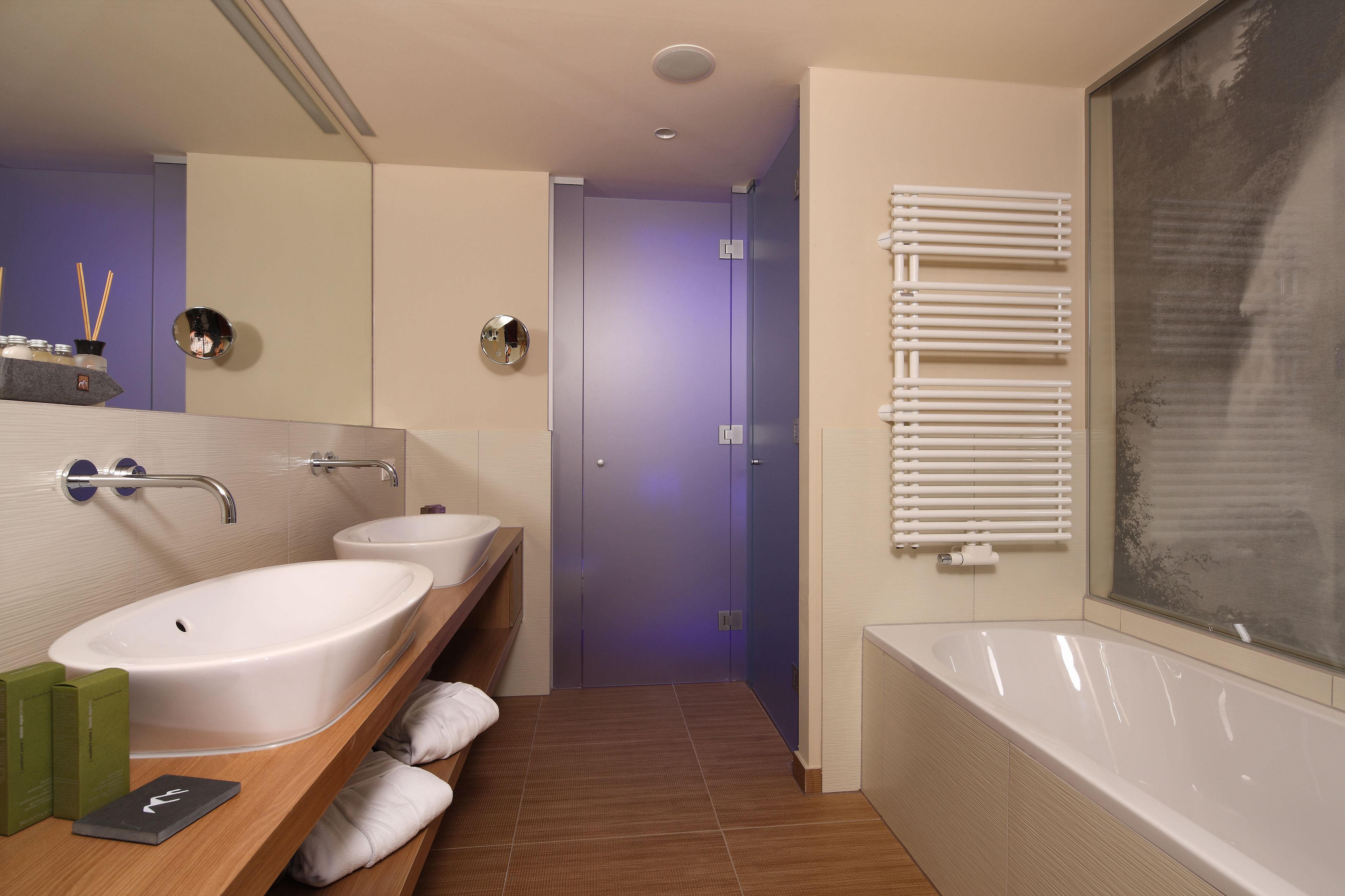 junior suite, bathtub (comfort) | bathroom | free toiletries, hair dryer, bathrobes, towels