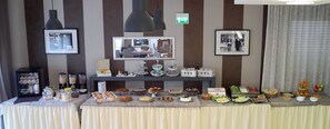 Free buffet breakfast 