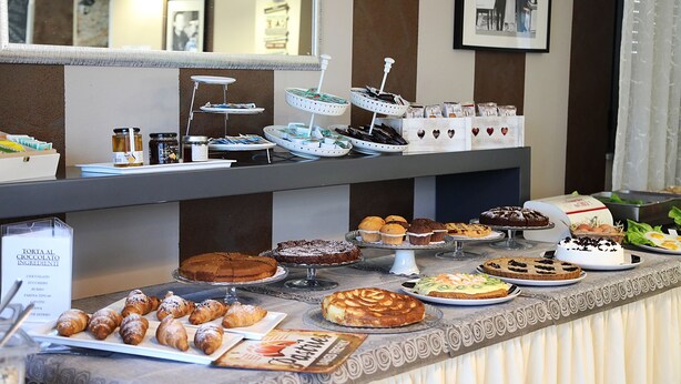 A buffet with various pastries, cakes, and desserts. - Fidenza Hotel (Fidenza)