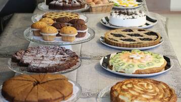 Une table de buffet proposant divers desserts et pâtisseries.