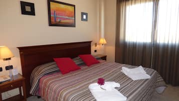 Minibar, bureau, chambres insonorisées, fer et planche à repasser