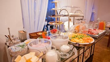 Free daily buffet breakfast
