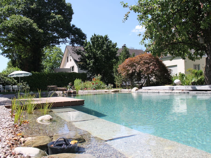 Piscina externa sazonal, funciona das 8h às 20h, espreguiçadeiras