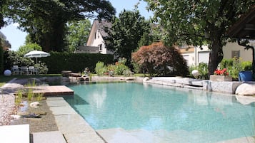 Piscine extérieure (ouverte en saison), chaises longues