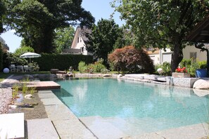 Außenpool (je nach Saison geöffnet), Liegestühle