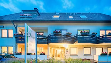 Fassade der Unterkunft – Abend/Nacht