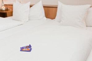 Literie de qualité supérieure, bureau, rideaux occultants