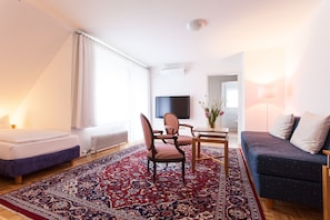 Hochwertige Bettwaren, Schreibtisch, Verdunkelungsvorhänge