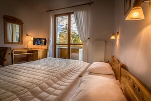 标准双人房或双床房 | 办公桌、免费婴儿床、免费 WiFi、床单