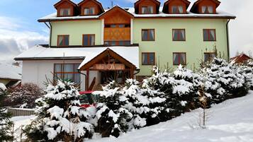 Vista frontal de la propiedad