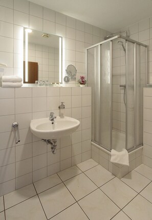 Bathroom shower - Burg Hotel Ziesar (Ziesar)