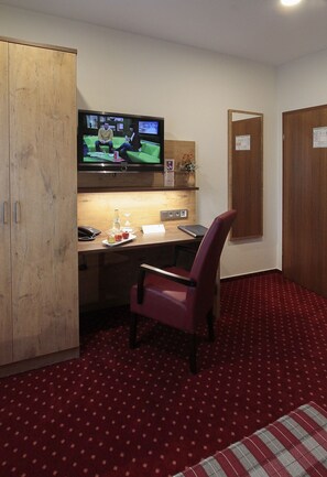 Eenpersoonskamer | Een bureau, geluiddichte muren, een strijkplank/strijkijzer, babybedden