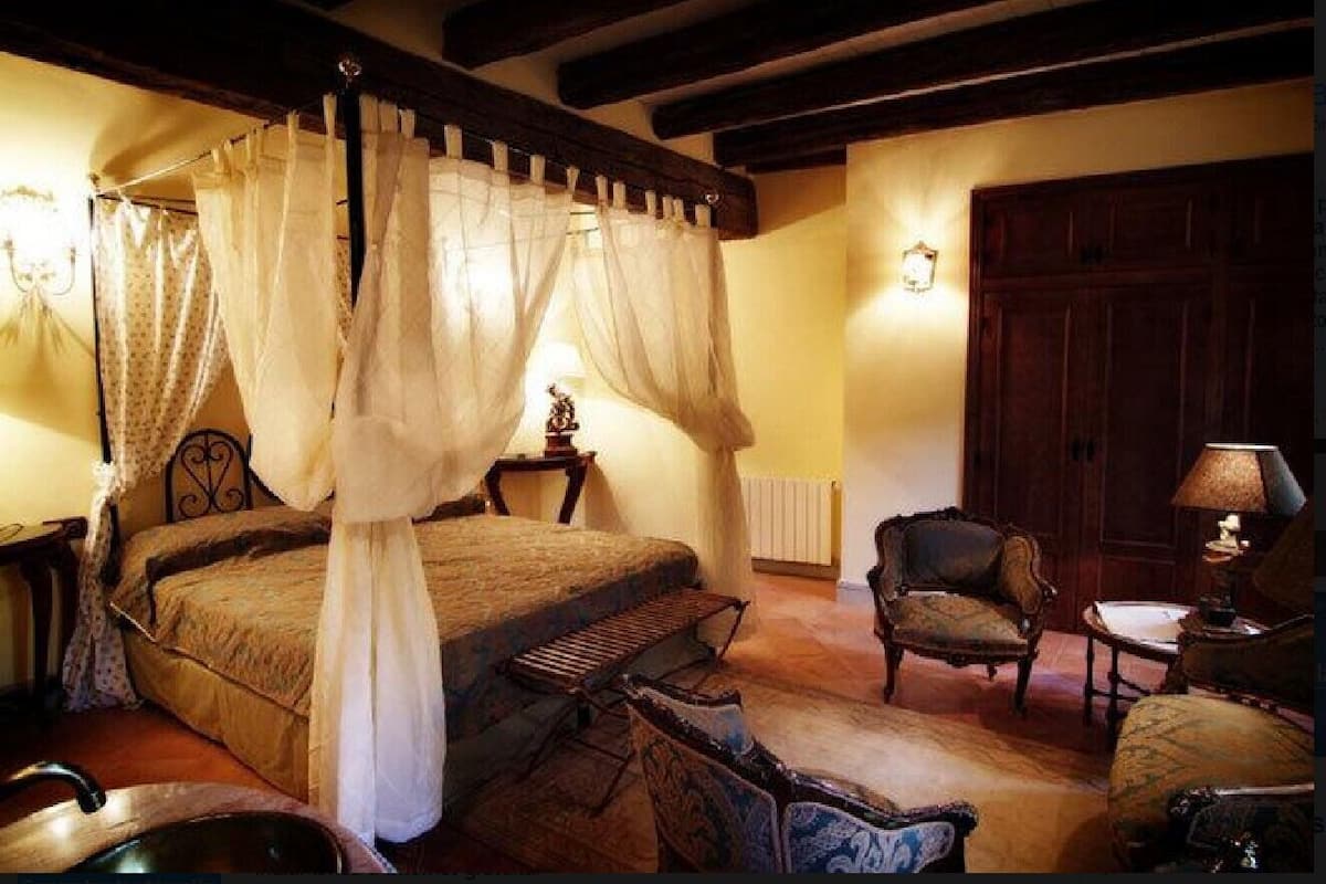 Hypo-allergenic bedding available, desk, WiFi (free)