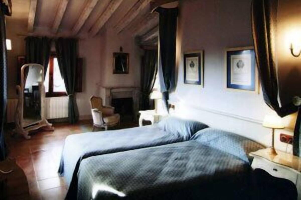Double Room | Hypo-allergenic bedding available, desk, WiFi (free)