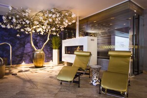 Salas para tratamentos a dois, sauna seca, banheira de hidromassagem