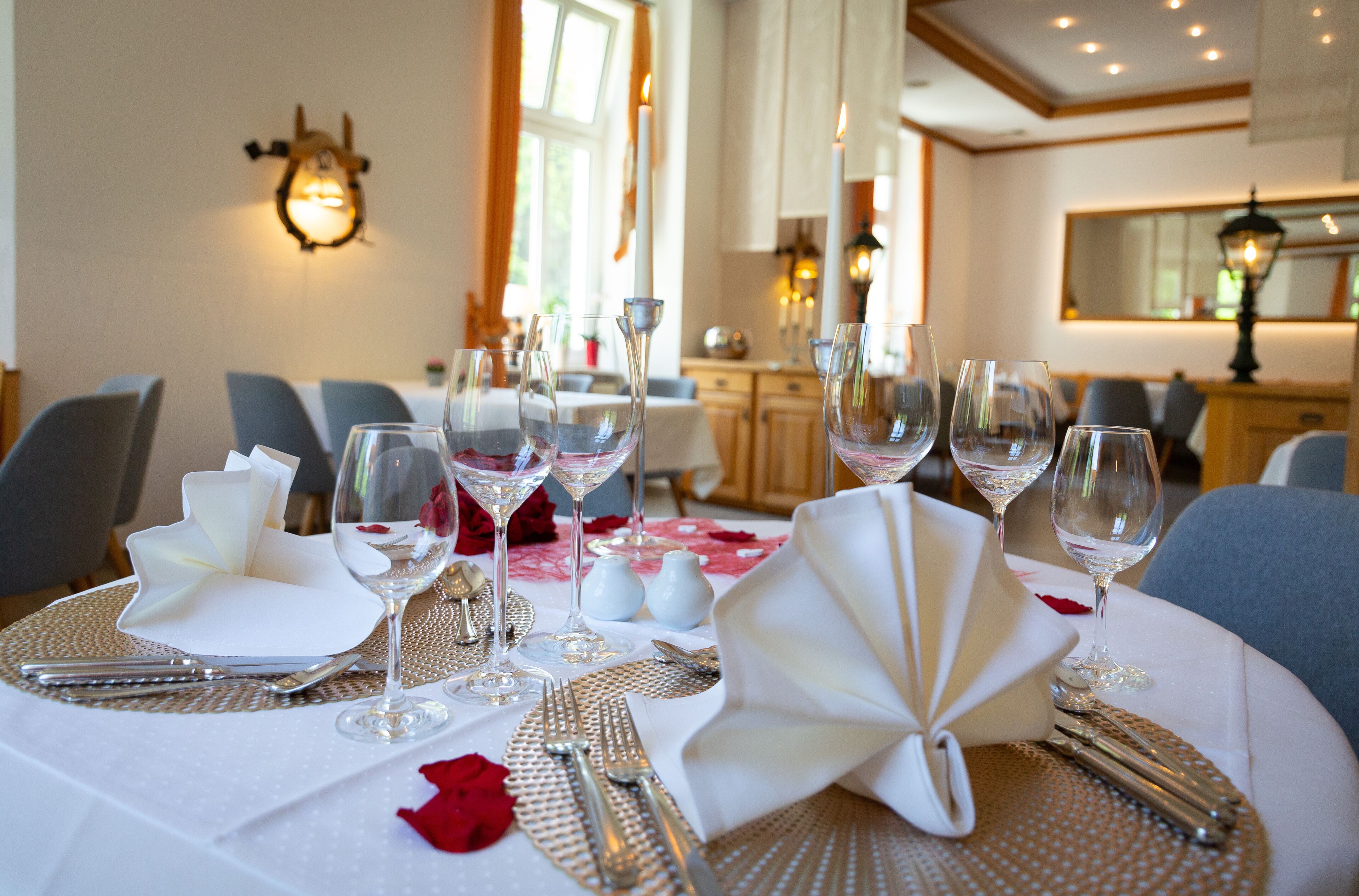 Dinner and brunch served, al fresco dining 