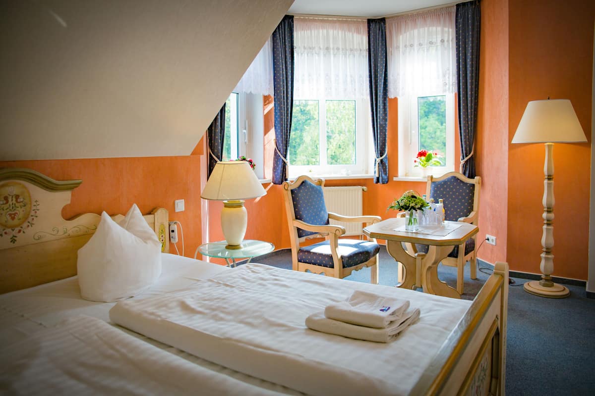 honeymoon double room, bathtub | 1 bedroom, desk, iron/ironing board, cots/infant beds