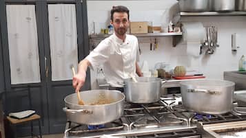 Se sirven desayunos, comidas y cocina italiana con vista al jardín